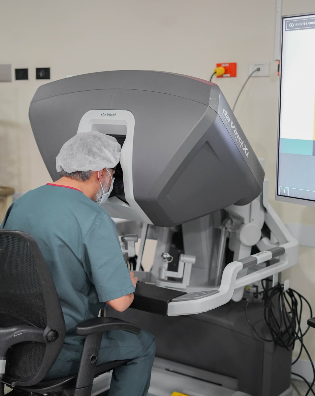 Dr. Rubén Luna utilizando tecnología de cirugía robótica