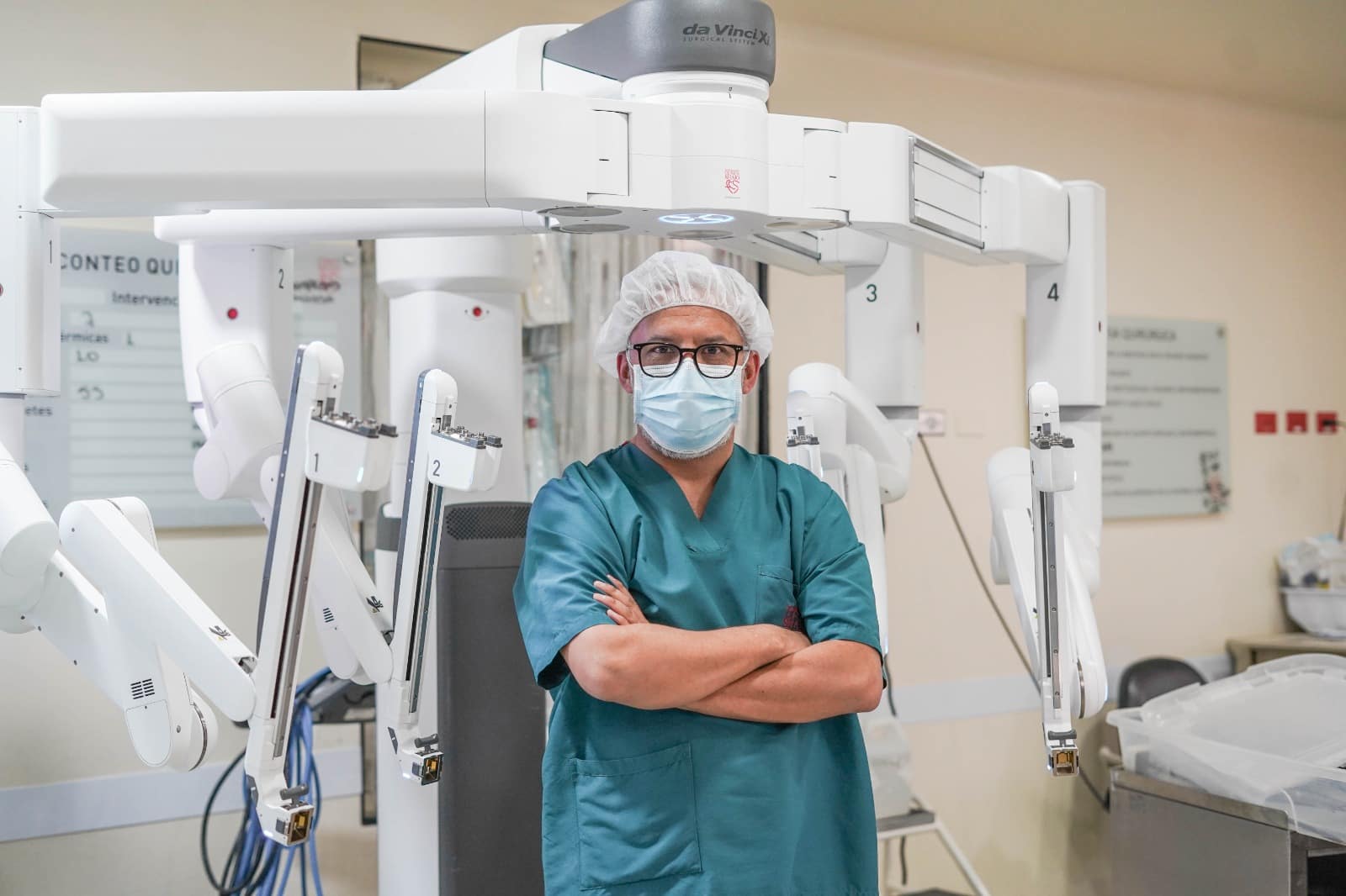 Dr. Ruben Luna performing a three-incision robotic bariatric surgery in Bogota, Colombia