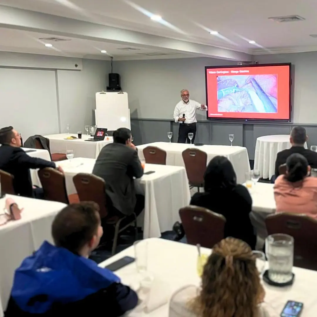 Dr. Rubén Luna participando en un congreso médico