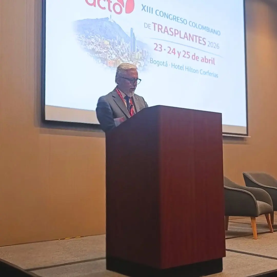 Dr. Rubén Luna compartiendo conocimientos con otros médicos