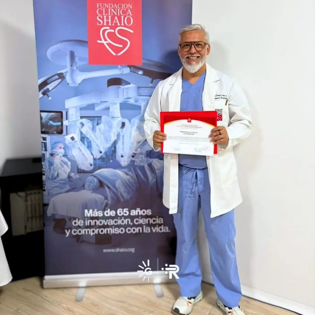 Dr. Rubén Luna compartiendo conocimientos con otros médicos
